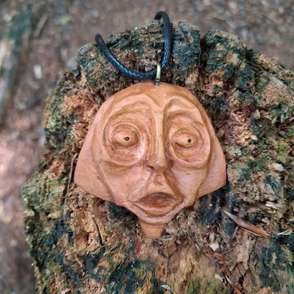 Zadziwienie - Ręcznie rzeźbiona drewniana zawieszka / Wonder - Hand-carved wooden pendant